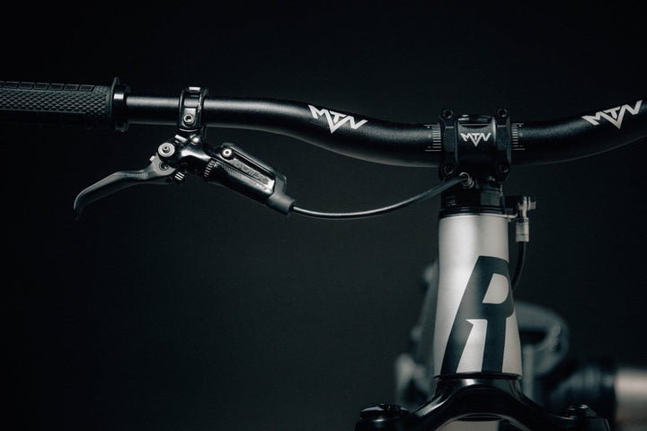 MTN Components MTB Vorbau - The Motion Brand MTN Components MTB Lenker - The Motion Brand Lukas Knopf Lenker Lukas Knopf Komponenten Merchandise Lukas Knopf Griffe Lifes Short Stunt It