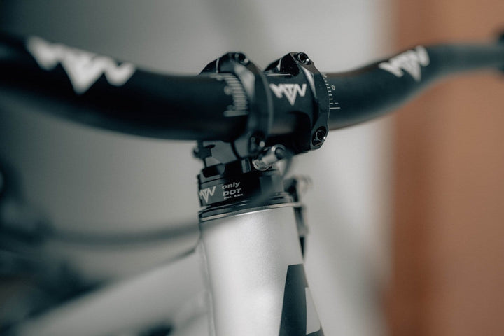 MTN Components MTB Vorbau - The Motion Brand MTN Components MTB Lenker - The Motion Brand Lukas Knopf Lenker Lukas Knopf Komponenten Merchandise Lukas Knopf Griffe Lifes Short Stunt It