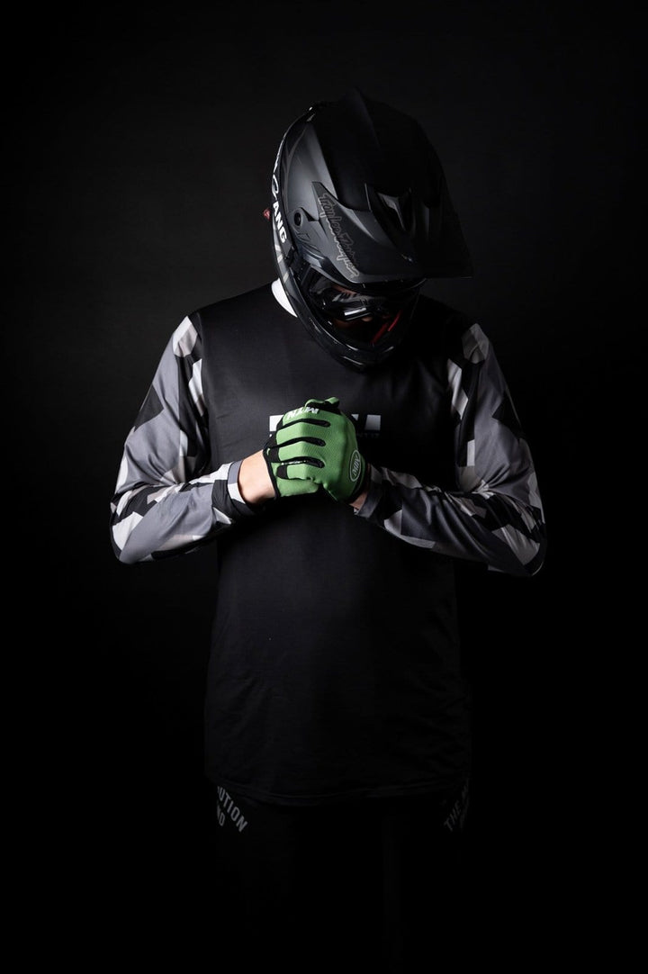 Olive MTB Handschuhe MTN - The Motion Brand Bike Gloves Bike Handschuhe Fahrradhandschuhe Bikewear Bike wear Glove Olivgrün Olive Grün Grüne Fahrradhandschuhe Fahrradhandschuhe mit Handyfunktion Handschuhe Display bedienbar Fahrradhandschuhe smartphone smartphone handschuhe mtb handschuhe mtb glove mountainbike handschuhe grün olivgrün