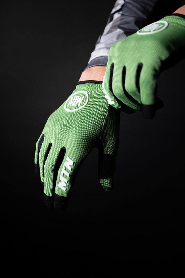 Olive MTB Handschuhe MTN - The Motion Brand Bike Gloves Bike Handschuhe Fahrradhandschuhe Bikewear Bike wear Glove Olivgrün Olive Grün Lukas Knopf Merch Lukas Knopf Merchandise Life's Short Stunt It Grüne Fahrradhandschuhe Fahrradhandschuhe mit Handyfunktion Handschuhe Display bedienbar Fahrradhandschuhe smartphone smartphone handschuhe mtb handschuhe mtb glove mountainbike handschuhe grün olivgrün