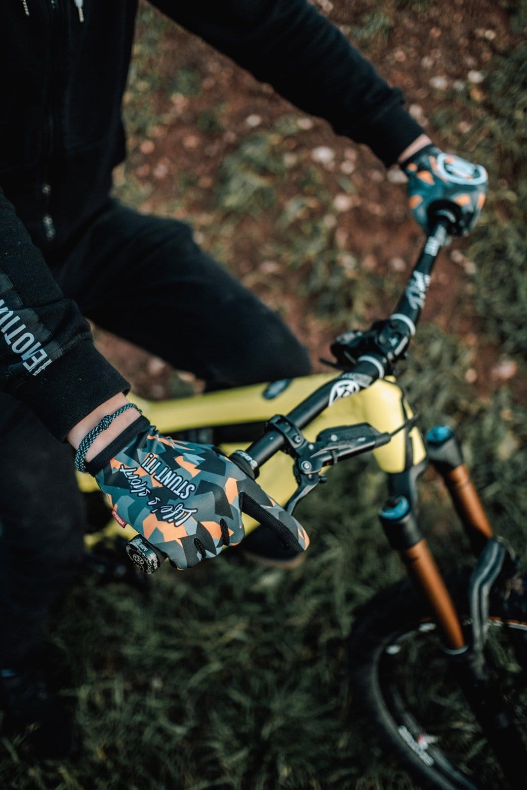 Orange-Camo MTB Handschuhe - The Motion Brand  Bike Gloves Bike Handschuhe Fahrradhandschuhe Bikewear Bike wear Glove Camouflage