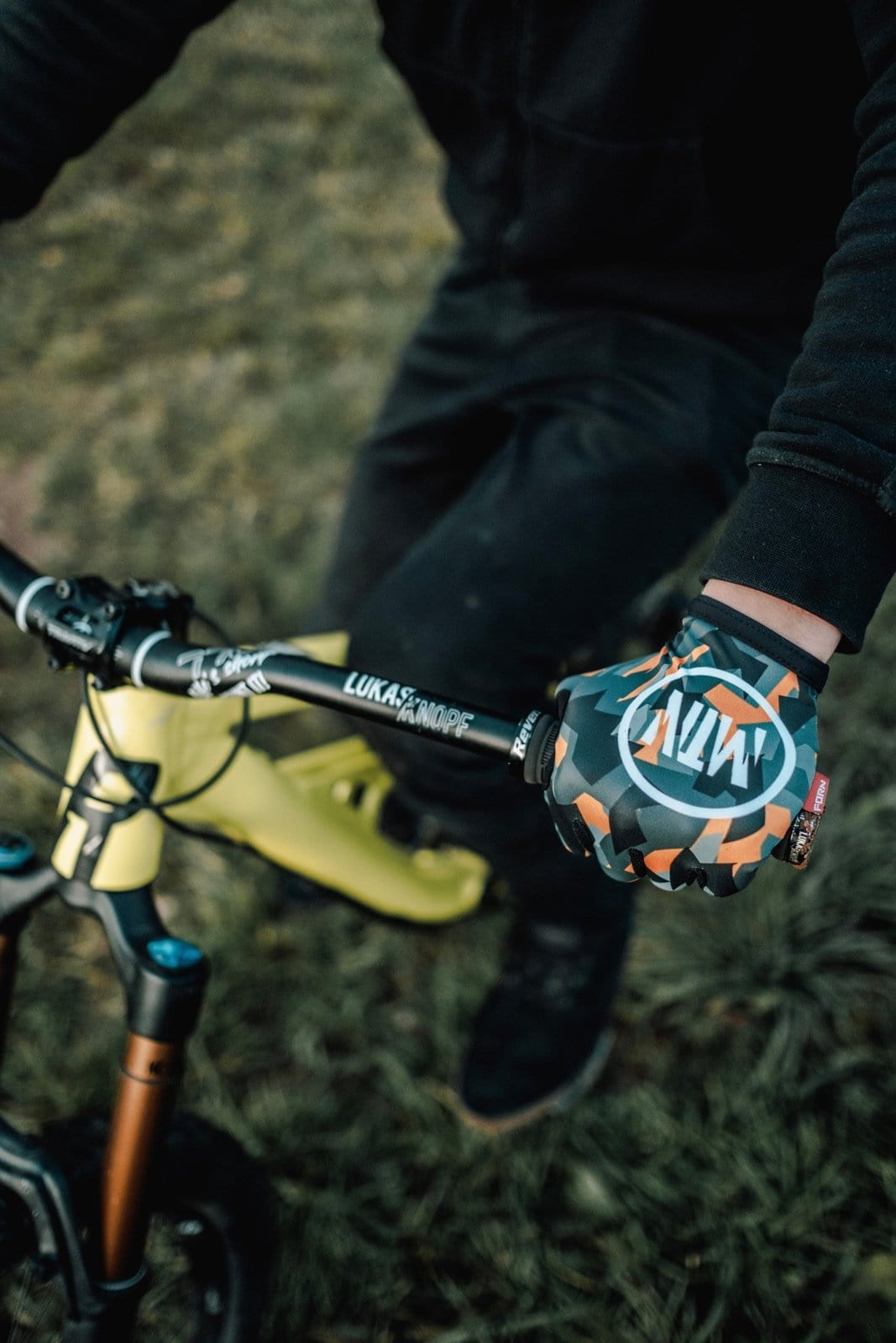 Orange-Camo MTB Handschuhe - The Motion Brand  Bike Gloves Bike Handschuhe Fahrradhandschuhe Bikewear Bike wear Glove Camouflage