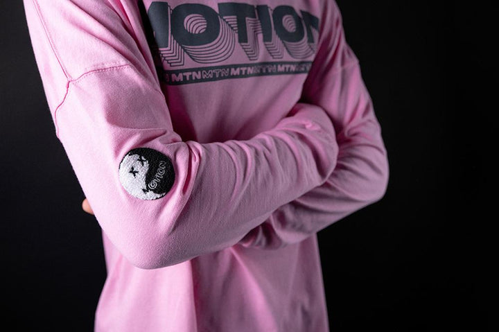 Pink YinYang Longsleeve - The Motion Brand Langarmshirt Shirt Langarm FrotteeStick Streetwear Oversized Longsleeve grau bikewear bike wear pinkes longsleeve Longsleeve pinnk buddha print buddha druck bikewear lukas knopf merch pinkes langarmshirt