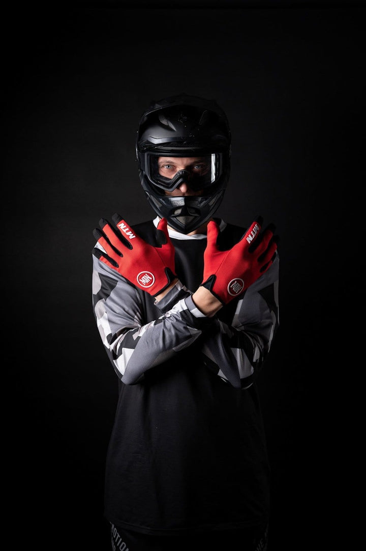 Red MTB Handschuhe MTN - The Motion Brand Bike Gloves Bike Handschuhe Fahrradhandschuhe Bikewear Bike wear Glove Rot Rote Fahrradhandschuhe Fahrradhandschuhe mit Handyfunktion Handschuhe Display bedienbar Fahrradhandschuhe smartphone smartphone handschuhe mtb handschuhe mtb glove mountainbike handschuhe rot