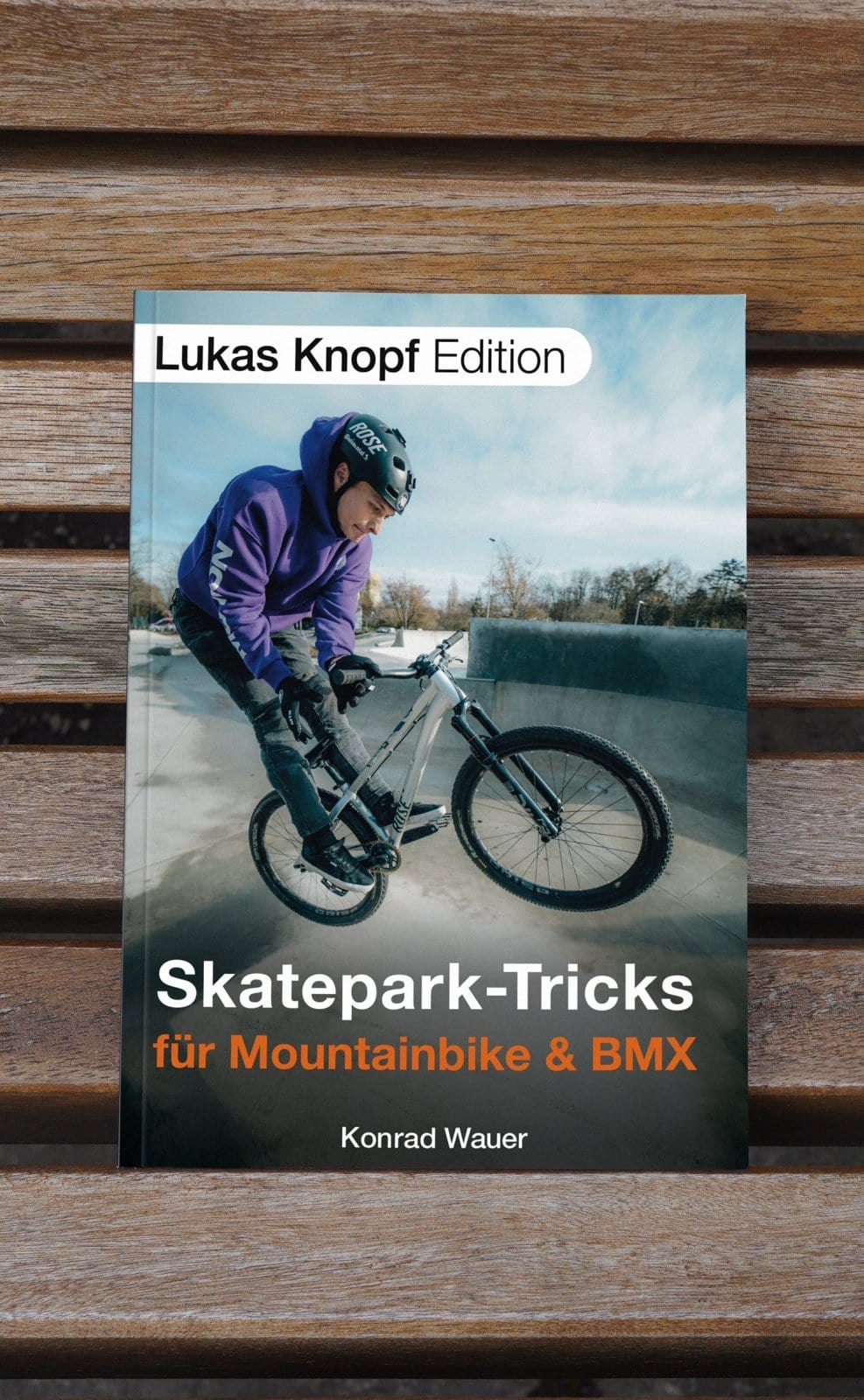 Skatepark Trick-Buch & Purple Worldwide Hoodie Bundle - The Motion Brand