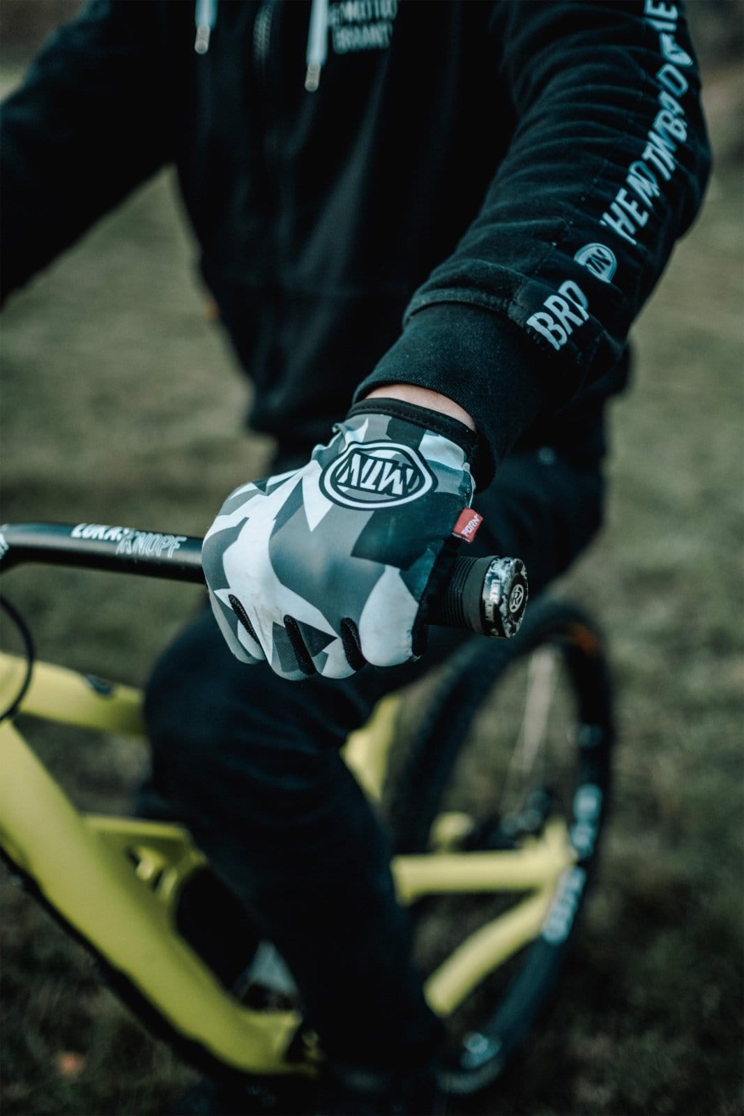 Snow-Camo MTB Handschuhe - The Motion Brand  Bike Gloves Bike Handschuhe Fahrradhandschuhe Bikewear Bike wear Glove Camouflage