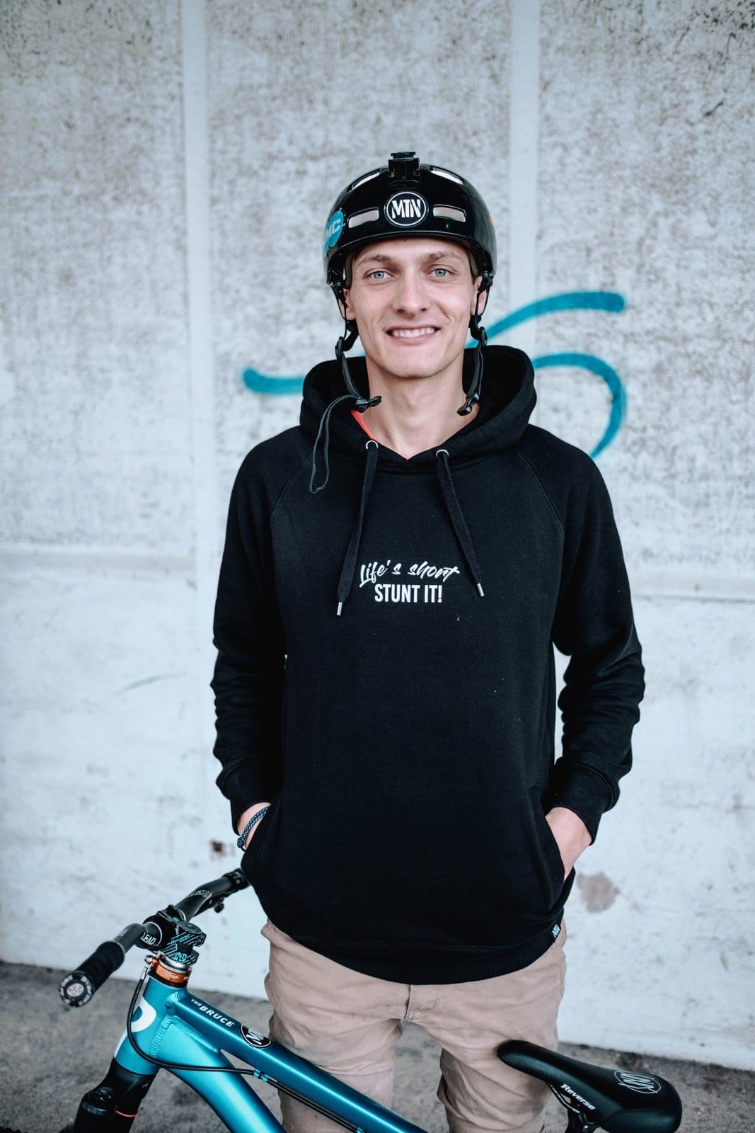 Stunt It! Hoodie - The Motion Brand Black Kapuzenpullover Pulli Kapuzenpulli OversizedHoodie Streetwear Oversized Bikewear Life's Short Stunt It Lukas Knopf Merch Lukas Knopf Merchandise Life's Short Stunt It